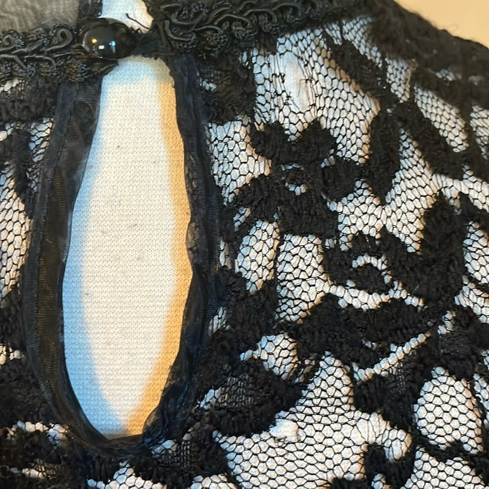 Kiuyafashion Black Lace Top w/Sheer Stand up collar & Rhinestone Details Size M - Picture 17 of 17